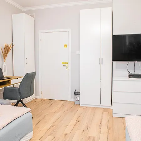 Lily - Private In The Old Town *