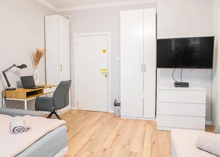 Lily - Private In The Old Town *